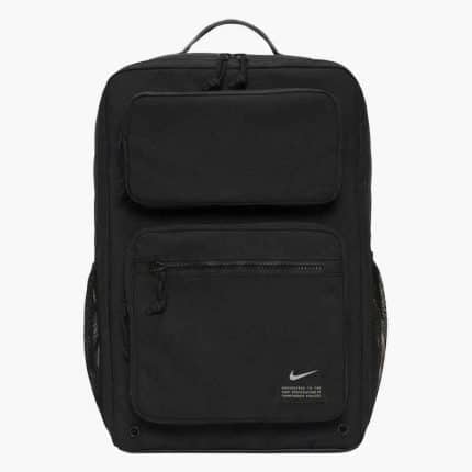 کوله ورزشی نایک از نمای جلو، طراحی مشکی و ساده