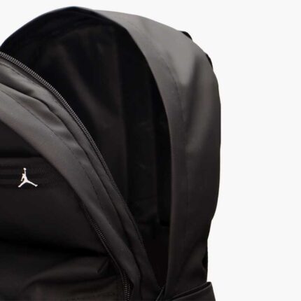 فضای داخلی کوله ورزشی جردن نایک با زیپ باز و محل لپ‌تاپ